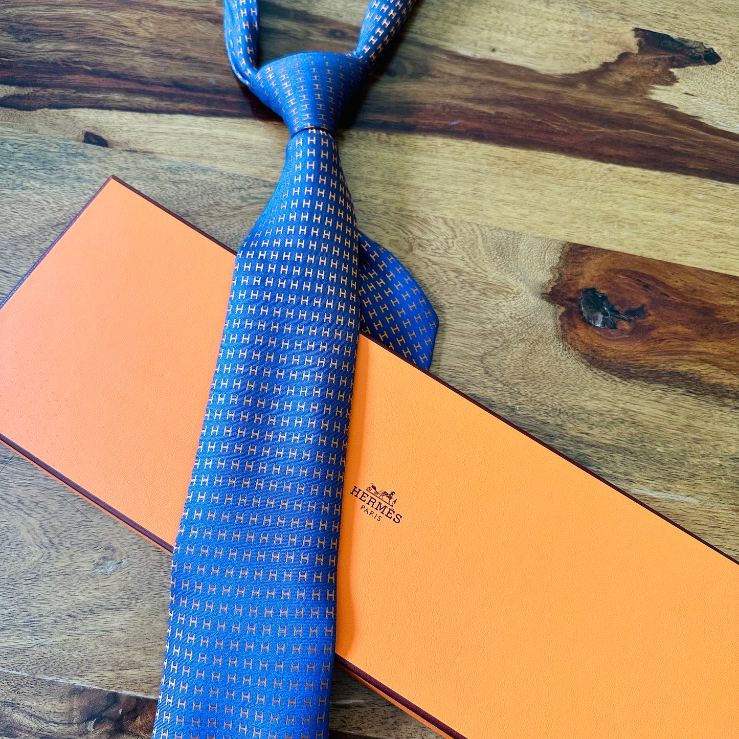 Hermès Faconnee Jacquard H Silk Tie - Orange