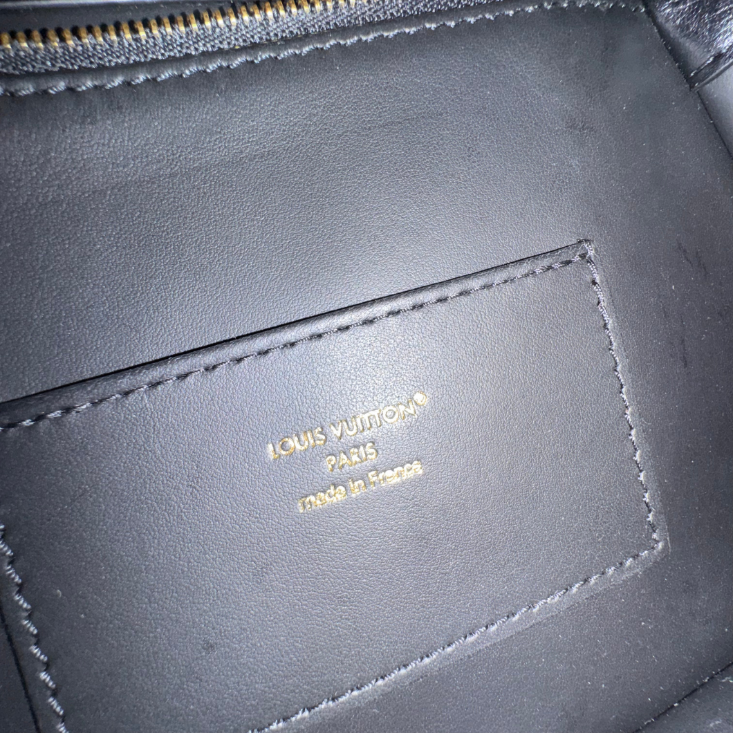 Louis Vuitton Capucines MM Souple in Black Leather
