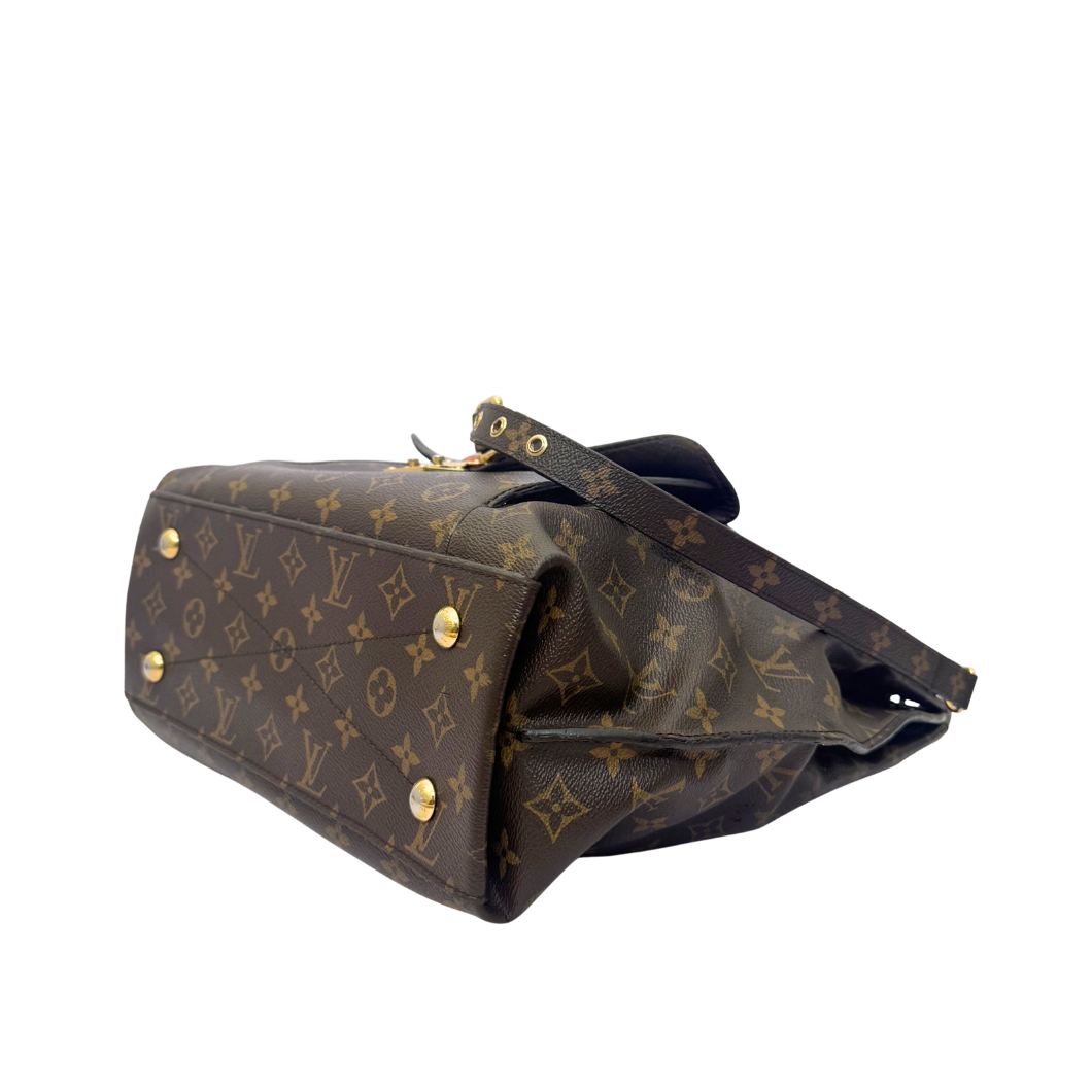 Louis Vuitton Hobo Métis in Monogram Canvas with Gold Hardware