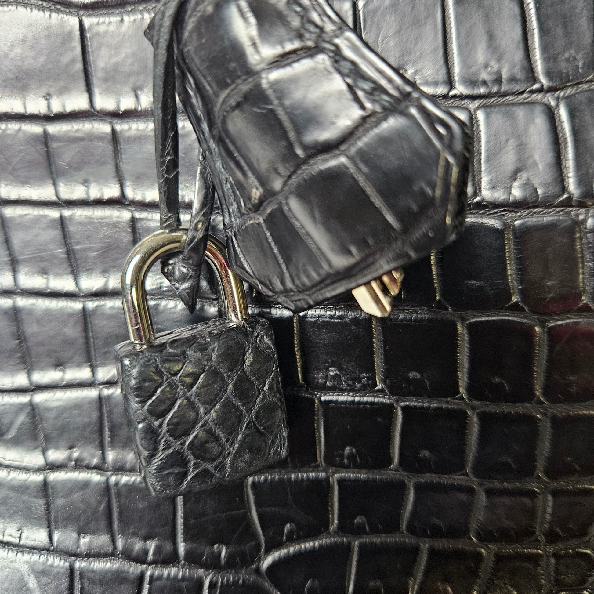 Louis Vuitton Alma shoulder bag black shinny crocodile leather