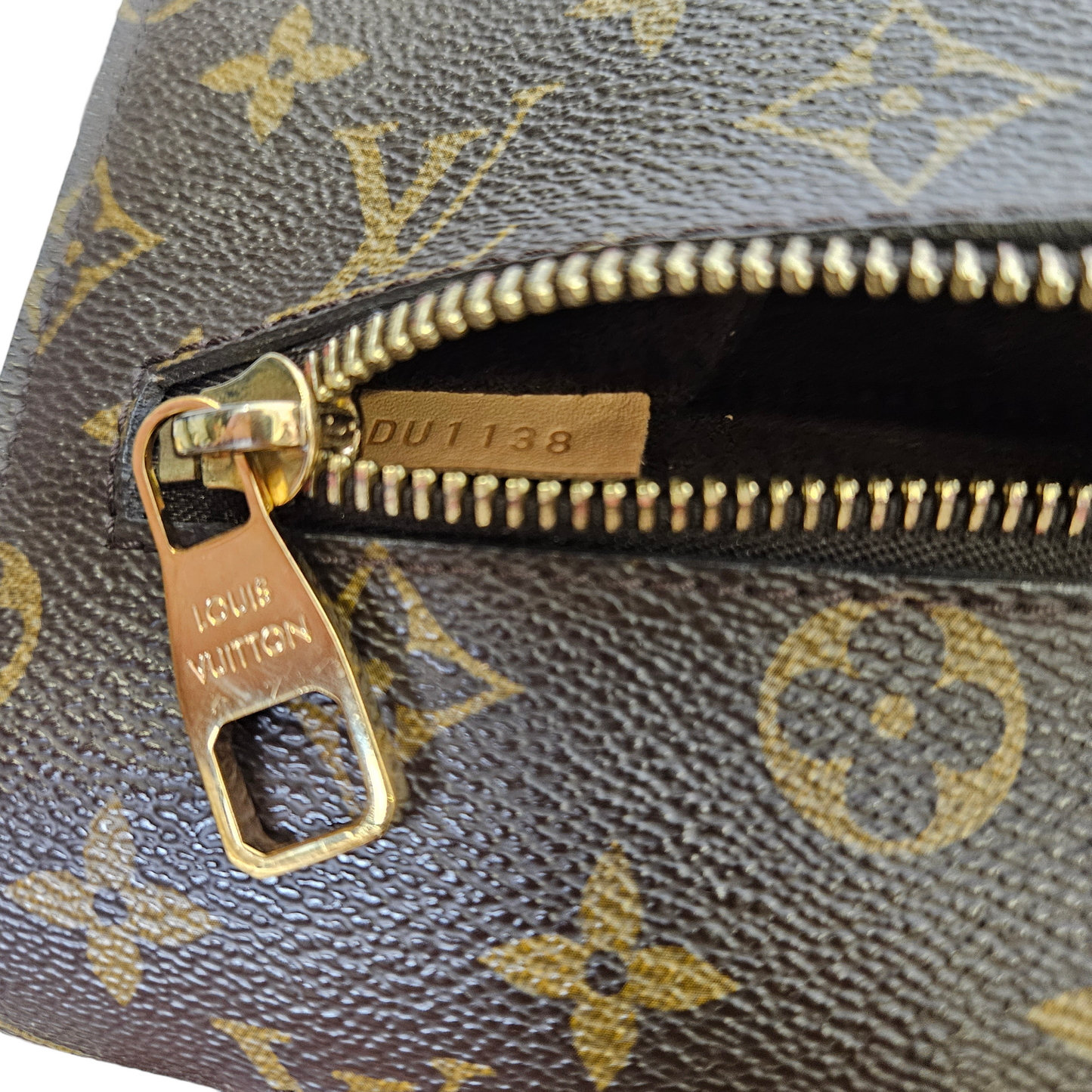 Louis Vuitton Pochette Metis in Monogram Canvas